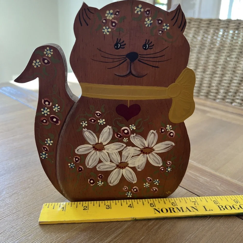 VTG Folk Art Hand Painted Wooden Sitting Cat Floral Flower Heart 8.5